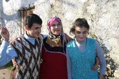 <strong><font face="Arial" size="2">Bu &Ccedil;ocukların Eğitim Hakları Ellerinden Alınmamalı</font></strong> <p><font face="arial,helvetica,sans-serif" size="2">&Ccedil;ocuklarının Sakarya Rehberlik ve Araştırma Merkezi'nden sağlık kurulu raporu alamadıkları i&ccedil;in eğitimlerine devam edemediğini vurgulayan Solak, şunları s&ouml;yledi:<font color="#333399"> &quot;&Ccedil;ocuklarım Adapazarı'nda bulunan bir rehabilitasyon merkezine gidiyordu. Eğitim aldıktan sonra kendilerini ifade etmeye başlamışlardı. Orada arkadaşlar edinmişlerdi. &Ccedil;ocuklarım eğitimlerine devam etmek istiyor. Ancak rapor alamadıkları i&ccedil;in okullarına gidemiyorlar. Kızım okula gitmek istediğini s&ouml;yl&uuml;yor. Her g&uuml;n g&ouml;zyaşı d&ouml;k&uuml;yor. Bizim maddi imkanlarımız &ccedil;ok az. Eşim iş bulunca &ccedil;alışıyor. Ben de temizliğe giderek aileme ve &ccedil;ocuklarıma bakmaya &ccedil;alışıyorum. Bu &ccedil;ocukların eğitim hakları ellerinden alınmamalı. Ben onların eğitim alabilmesi i&ccedil;in dernekte engelli &ccedil;ocuklara g&ouml;n&uuml;ll&uuml; annelik bile yaptım. Devlet bize sahip &ccedil;ıktı diye d&uuml;ş&uuml;n&uuml;rken şimdi eğitim haklarını ellerinden aldılar.&quot;</font></font></p><p><font face="arial,helvetica,sans-serif" size="2">Bu&ccedil;an, oğlu Ramazan'ın y&uuml;zde 96, kızı Sevgi'nin ise y&uuml;zde 87 engelli raporu olmasına rağmen &ouml;zel eğitim hakkından yararlanamadığını ifade etti.</font></p>