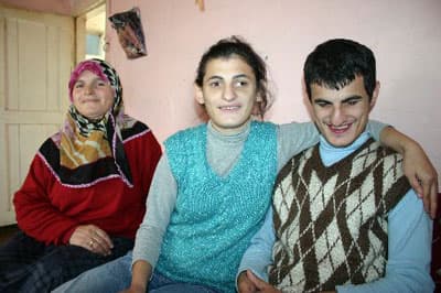 Çernobil Mağduru Engelli Kardeşler Eğitim İstiyor 