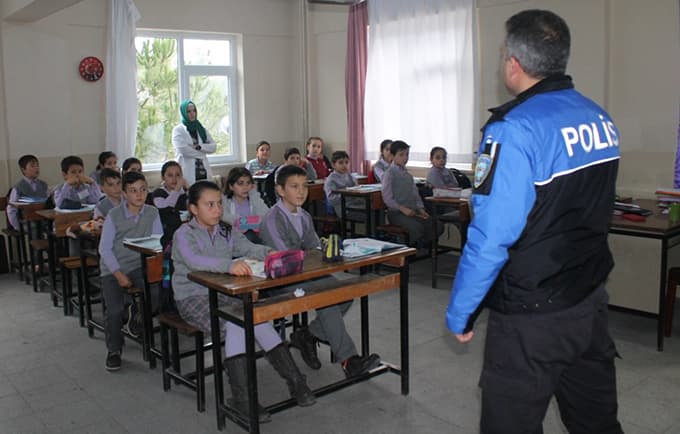 Öğrencilere güvenli internet kullanımı semineri verildi