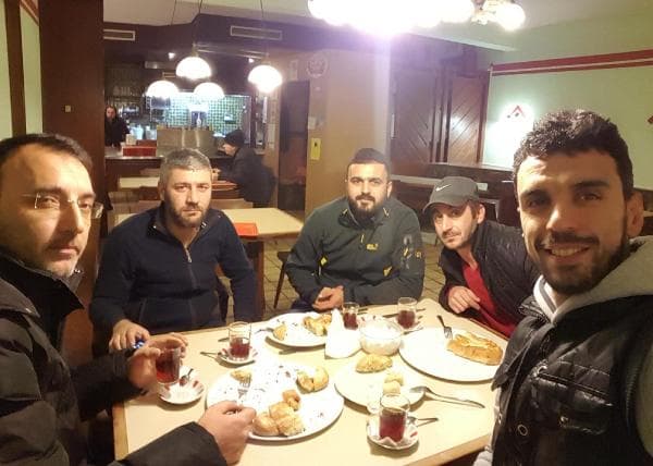 Kenan Sofuoğlu'nun tır şöförleriyle kahvaltı keyfi