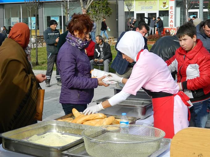 Hamsi Festivali Arifiye Meydanı'nda gerçekleştirildi
