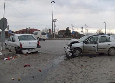 Akyazı'da Trafik Kazası: 2 Yaralı