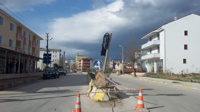 Kaynarca'da Lodos Trafik Lambalarını Devirdi