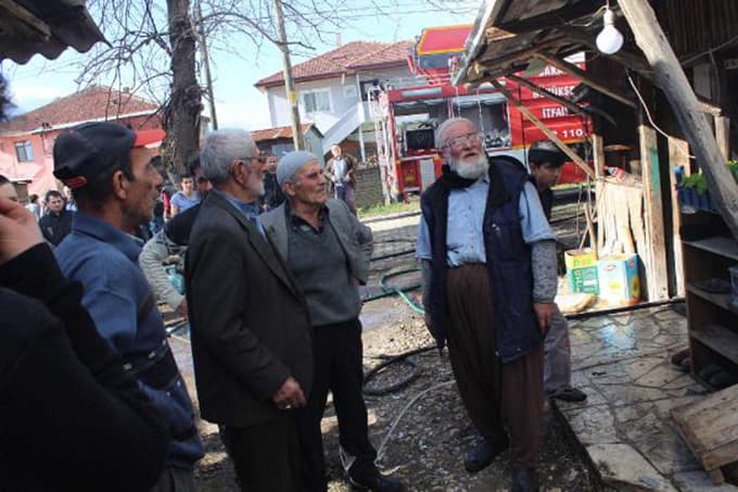 Ev ve ahır yangında kül oldu