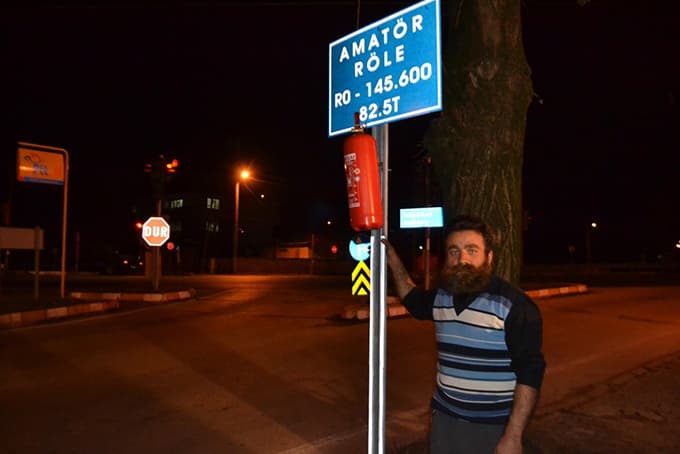 Kazaların olduğu sokağa vatandaştan yangın tüpü önlemi