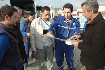 <font size="2"><font face="Arial"><strong>Vatandaşlarımız Bizi Arasınlar<br /><br /></strong>&Ouml;te yandan b&ouml;lgede ekipleri koordine eden AGDAŞ İşletme M&uuml;d&uuml;r&uuml; &Ouml;mer Faruk Kocaman &ccedil;alışmalarla ilgili ş&ouml;yle bilgi verdi:<font color="#333399"> &quot;Doğalgaz kokusuz bir gaz olduğu i&ccedil;in meydana gelen ka&ccedil;ak ve sızıntıları anlamak m&uuml;mk&uuml;n değil. Ka&ccedil;akların tespit edilmesi ve emniyet a&ccedil;ısından bir test &ccedil;alışması başlattık. S&uuml;rekli olarak bu şekilde &ccedil;alışma yapıyoruz. T.H.T. adı verilen bir madde ile koku yayıyoruz. Bu şekilde gelen ihbarlar &uuml;zerine b&ouml;lgedeki hatları yeniden elden ge&ccedil;iriyoruz. Vatandaşlarımız koku duyduklarında vanalarını kapatarak bizi arasınlar.&quot;</font>&nbsp;&nbsp;&nbsp;&nbsp;</font></font>