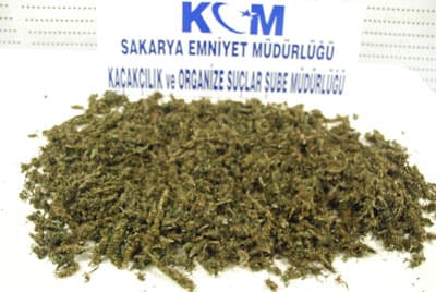 <font size="2"><font face="Arial"><font color="#333399">&nbsp;&Ccedil;ark Caddesi Nişkos Kavşağı &uuml;zerinde yapılan operasyonda M.K. (30), S.K. (21) ve F.K. (31) isimli şahıslar 4,6 gram esrarla yakalandı. Et Balık Kavşağı'nda yapılan son operasyonda ise R.P. (34) isimli şahsın &uuml;zerinde 600 gram esrar ele ge&ccedil;irildi.</font> Yakalanan şahıslar uyuşturucu ve uyarıcı madde bulundurma ve kullanma su&ccedil;undan adli makamlara sevk edildi.</font></font>