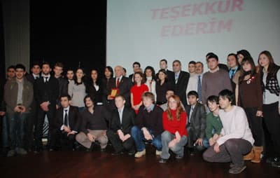 <strong><font face="Arial" size="2">Ekonomi Zaten Darboğazda<br /><br /></font></strong><font face="Arial"><font color="#333399"><font size="2"><font color="#000000">Fakat k&uuml;resel krizle beraber biraz korkak davrandığımızı anlatan Coşkun, s&ouml;zlerine ş&ouml;yle devam etti:</font> &quot;Biraz meseleleri &ouml;rtt&uuml;ğ&uuml;m&uuml;z i&ccedil;in şu an elimiz mahkum hale gelmiş durumda. Umut ederim ki &ouml;n&uuml;m&uuml;zdeki g&uuml;nlerde olumlu bir sonuca varır. T&uuml;rkiye bu krizden bu kadar etkilenmezdi. Ekonomi zaten darboğazda. Niye partim i&ccedil;in s&ouml;ylemiyorum, bir iktidar partisinin Anayasa Mahkemesi'nde kapatılması davasıyla birlikte g&uuml;ven ortamında bir sarsılma oldu. Siyasi partiler birbirine d&uuml;şt&uuml;. Siyasi istikrar bozuldu, o ortamda zaten T&uuml;rk ekonomisi, d&uuml;nyadaki kriz olmasa bile darboğaza s&uuml;r&uuml;kleniyordu.&quot;<br /></font></font></font>