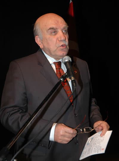 <font size="2"><font face="Arial"><strong>G&uuml;ven Verecek Bazı A&ccedil;ıklamalar Gecikti<br /><br /></strong>Ağustos ayından sonra k&uuml;resel kriz gelince tedbirlerde de biraz gecikme olduğunu anlatan Coşkun, s&ouml;zlerini ş&ouml;yle s&uuml;rd&uuml;rd&uuml;: </font></font><font size="2"><font face="Arial"><font color="#333399">&quot;&Ouml;zellikle esnaf, sanatkar ve diğer iş kollarında b&uuml;y&uuml;k sıkıntı var. Sanayi de k&uuml;&ccedil;&uuml;lme var. B&uuml;y&uuml;me oranı d&uuml;şt&uuml;. H&uuml;k&uuml;met tedbirleri alıyor ama iş d&uuml;nyasına g&uuml;ven verecek bazı a&ccedil;ıklamalar gecikti. Onun i&ccedil;in bankalar genel m&uuml;d&uuml;rleri, TOBB başkanlığında, iş d&uuml;nyasının &ouml;nde gelen kesimleriyle yapılan toplantılar, 1,5-2 ay &ouml;nce yapılsaydı, daha etkili olurdu. Biraz kendi halinde bırakıldı gibi.&quot;&nbsp;<br /><br /><strong><font color="#000000">IMF ile İlişkilerin Tamamlanması Gerekiyor</font></strong><br /></font><br />Ali Coşkun, s&ouml;yleşinin sonunda gazetecilerin &quot;T&uuml;rkiye'nin ekonomik durumuyla&quot; ilgili sorusuna ş&ouml;yle karşılık verdi: <font color="#333399">&quot;Tedbirler alınırsa T&uuml;rkiye bu krizi kolay atlatır. Finansal kriz ekonomik kriz haline d&ouml;n&uuml;şmek eğilimi i&ccedil;inde. Onun i&ccedil;in bazı tedbirleri y&uuml;r&uuml;rl&uuml;ğe koymak gerekiyor. IMF ile anlaşma &ouml;nemli bir hale geldi. Aslında T&uuml;rkiye ekonomisi 1990'lı yıllarda birazcık bozulma eğilimindeydi. 2001 yılında krize girdi. 2002 yılında alınan tedbirler doğrultusunda, 2006 yılı sonuna kadar makro ekonomik dengeler kurulmuştu. Artık IMF'ye ihtiyacımız yoktu. 2007'deki b&uuml;y&uuml;medeki k&uuml;&ccedil;&uuml;lme ve k&uuml;resel krizle beraber şu an IMF ile ilişkilerin tamamlanması gerekiyor.&quot;</font> </font></font>