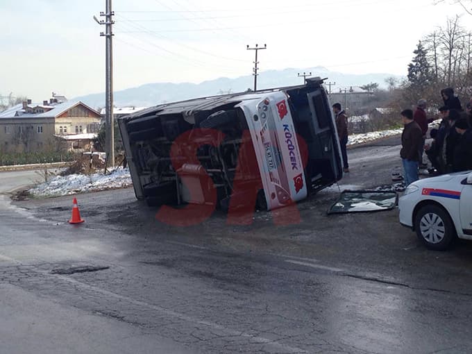 Yolcu midibüsü buzda kayarak devrildi