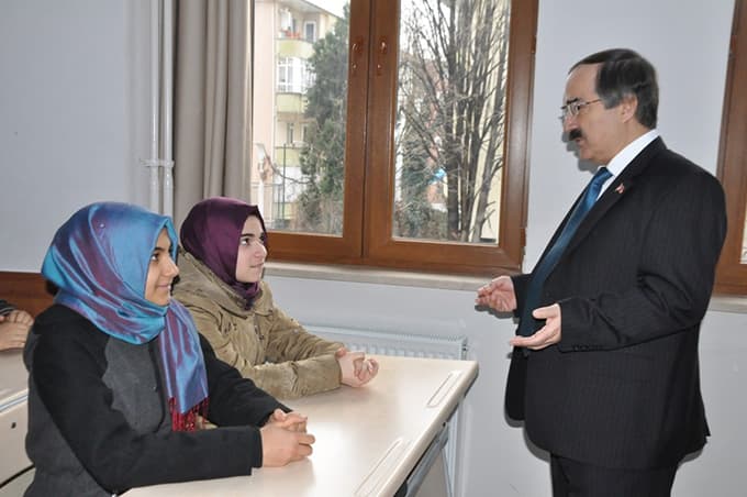 Öğrenciler karnelerini Vali Coş'un elinden aldı