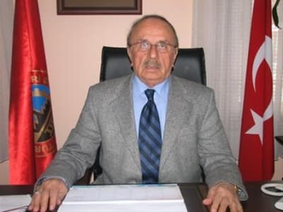 <br /><font size="2"><font face="Arial"><font color="#000000"><strong>Emeklinin Sesi Duyulmalı <br /></strong></font><br />Emekli aylıklarına acil m&uuml;dahale zamanının geldiğini belirten Burucu, <font color="#333399">&ldquo;Birileri artık emeklinin sesini duymalı ve dayanma g&uuml;c&uuml; kalmayan bu kesimi en azından kışı &ccedil;ıkartacak şekilde rahatlatmalıdır. Emekli bu kış yemeyecek, i&ccedil;meyecek, giyinmeyecektir. &Ccedil;&uuml;nk&uuml; b&uuml;t&uuml;n g&uuml;c&uuml; ve imkanları sadece donmamasını sağlayacak kadardır. Bu ger&ccedil;eği artık siyasiler ve yetkililer g&ouml;rmek zorundadır. <strong>&Uuml;lke y&ouml;netmek b&uuml;y&uuml;k cesaret, dirayet ve basiret ister. Ama insanlarınız a&ccedil;lığa ve sefalete mahkum oluyorsa, bunlardan birisi eksik kalmış demektir.</strong> Bizim feryatlarımıza kulak tıkayanlar yarın emekli olduklarında <strong>'Biz ne yapmışız'</strong> diyecekler ama hem onlar i&ccedil;in, hem de bizler i&ccedil;in vakit ge&ccedil;miş olacaktır. <strong>Umuyor ve diliyoruz ki,</strong> yetkililerimiz bu feryatlarımızı duyar ve sefalet aylıklarına d&ouml;n&uuml;şen aylıklarımıza ciddi oranlarda katkılar sağlarlar. <strong>Ama kulak tıkamaya devam ederlerse, biz de onlara hakkımızı helal etmeyiz</strong>&rdquo;</font> diye konuştu.</font></font>