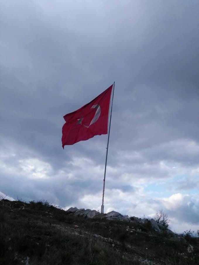 O tepede bayrağımız yeniden dalgalanmaya başladı