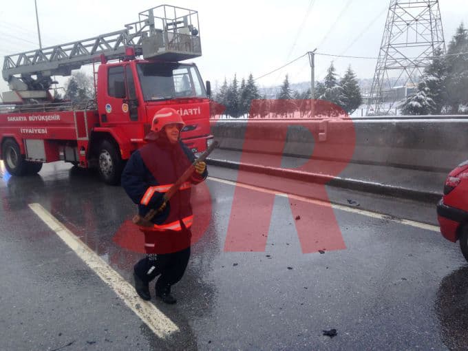 Seyir halindeki otomobil alev alev yandı