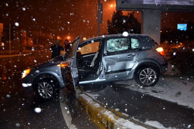Yeni aldığı otomobille kaza yaptı