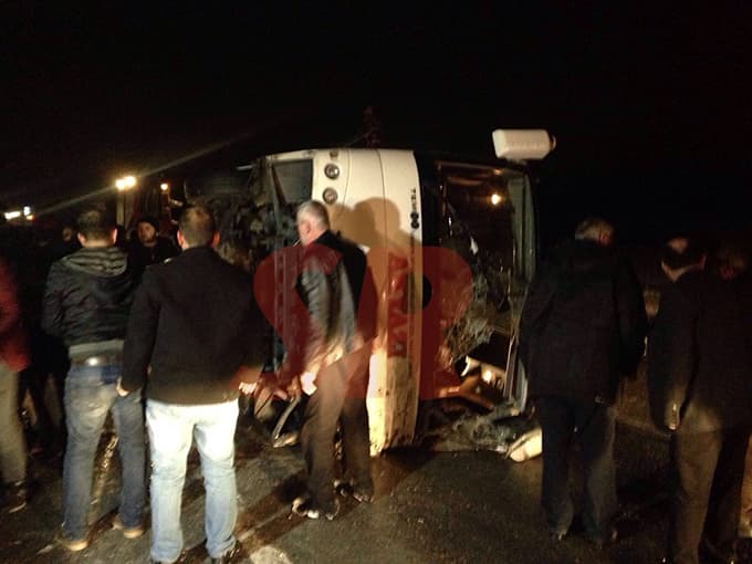 Akyazı midibüsü devrildi yolcu kız hıçkırıklara boğuldu