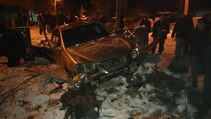 Kaynarca'da karda kayan araç bahçeye uçtu