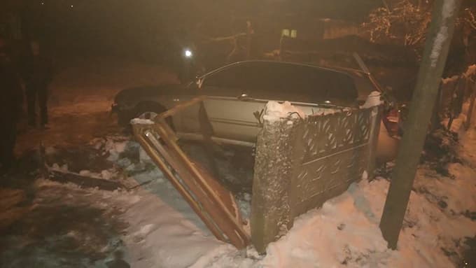 Kaynarca'da karda kayan araç bahçeye uçtu