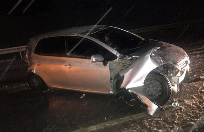 Karda kayan otomobil bariyerlere çarparak durabildi