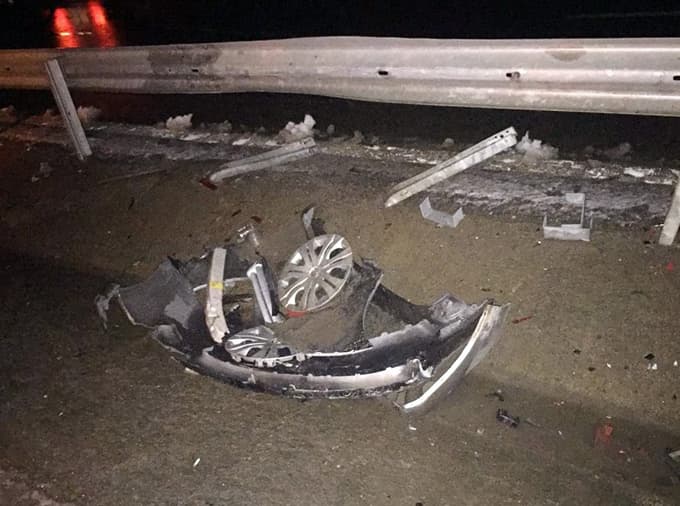Karda kayan otomobil bariyerlere çarparak durabildi