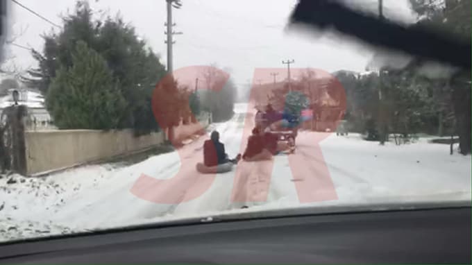 Tarım aracına bağladıkları çuvallarla kaydılar