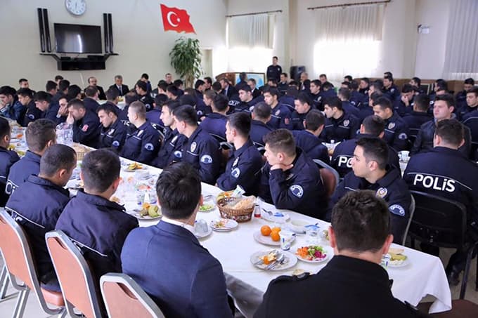 Vali Coş, görevden dönen çevik kuvvet ekipleriyle buluştu