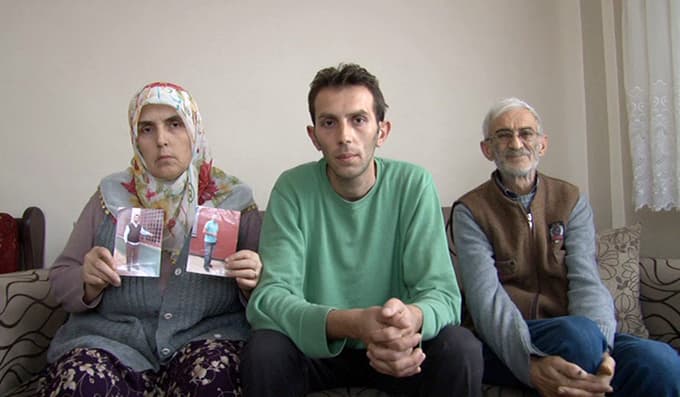 Oğullarının tahliyesini korkuyla bekliyorlar