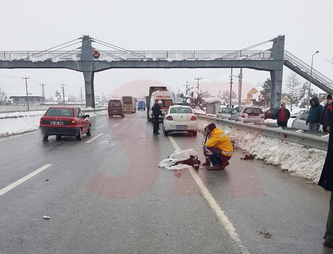 Otomobilden kaçtı TIR'ın altında can verdi