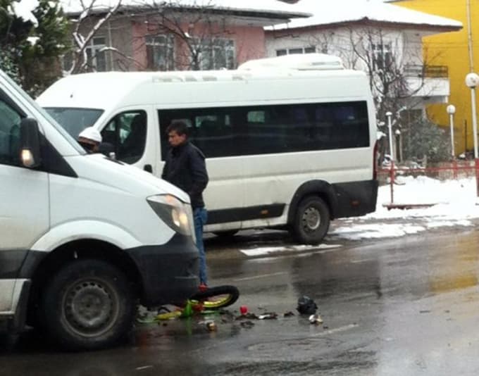 Midibüs ile motosiklet çarpıştı 1 yaralı