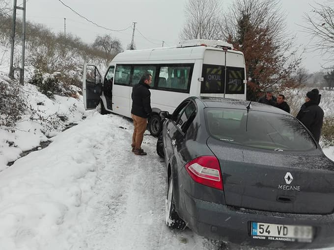 Ferizli'de kar ve buzlanma kaza getirdi