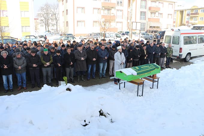 Otomobilden kaçtı TIR'ın altında can verdi