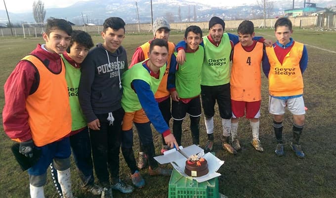 Genç futbolcuya doğum günü sürprizi