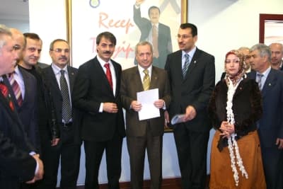 <p><font face="arial,helvetica,sans-serif" size="2"><strong>Alemdar: &ldquo;Hayırlı Olsun&rdquo;</strong></font></p><p><font face="arial,helvetica,sans-serif" size="2">Orhan Sarı&rsquo;nın formunu teslim alan il&ccedil;e başkanı Ali İhsan Yavuz da, <font color="#333399">Orhan Sarı&rsquo;nın il&ccedil;e y&ouml;netiminde bulunduğu s&uuml;re i&ccedil;erisinde faydalı işlere imza attığını ifade ederek, hayırlı olsun dileklerinde bulundu. </font>AK Parti İl eski Başkanı Yusuf Alemdar da t&uuml;m aday adaylarının tek hedefinin daha iyi bir hizmet d&uuml;ş&uuml;ncesi olduğunu dile getirerek, bu hizmet yarışına giren t&uuml;m aday adaylarına başarılar diledi. </font></p>