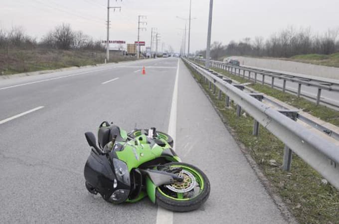 Otobüse Çarpan Motosiklet Sürücüsünün Başı Koptu