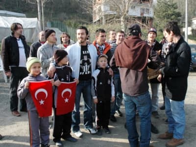 <font face="Arial" size="2" color="#000000"><strong>M&uuml;cadeleyi S&uuml;rd&uuml;receğiz</strong></font><br /><br /><font size="2"><font face="Arial">K&ouml;y&uuml;n konumu itibariyle tarihi bir k&ouml;y olduğunu anlatan Avukat Avni Akran, s&ouml;zlerine ş&ouml;yle devam etti: <font color="#333399">&quot;K&ouml;yl&uuml; ge&ccedil;imini tarımsal &uuml;r&uuml;nler ile ormandan elde edilen yabani meyve ile sağlamaktadır. Burada yedi mahalleden oluşan Akıncı K&ouml;y&uuml;'n&uuml;n coğrafyası doğal ve tarihi sit alanı olup b&ouml;lgede iki ayrı kilise kalıntısı bulunmaktadır. &Ccedil;evre ve tabiat varlıklarını koruma kurulu buraya yeteri &ouml;zeni g&ouml;stermemektedir. TEMA Vakfı da olaydan haberdar edilmiştir. Bu doğanın tahrip edilmemesi i&ccedil;in başlattığımız m&uuml;cadeleyi s&uuml;rd&uuml;receğiz.&quot; </font></font></font>