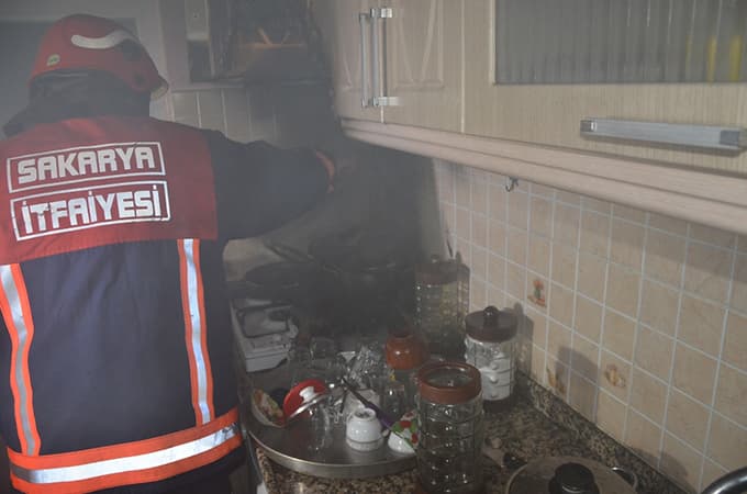 Mutfakta çıkan yangın evi küle çeviriyordu