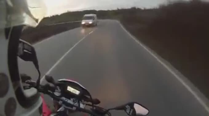Kaza anını kasktaki kamera kaydetti