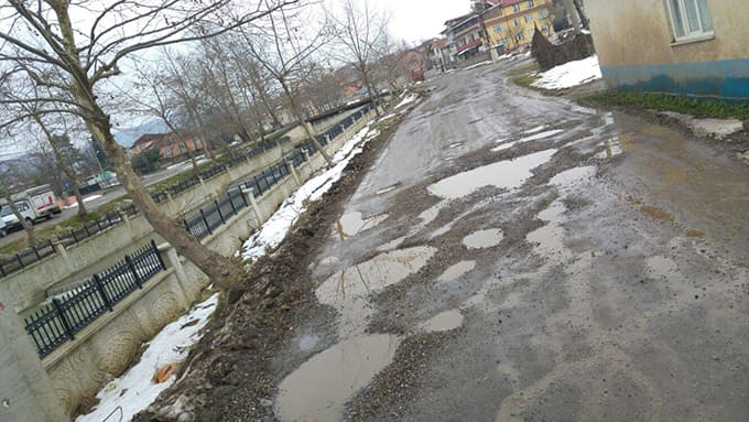 Patates tarlasına dönen yol bakım bekliyor 