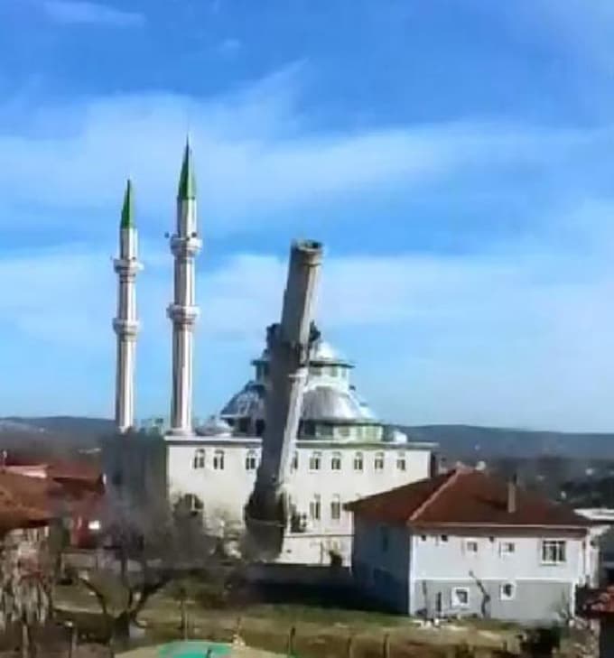 Eski caminin minaresi yıkıldı