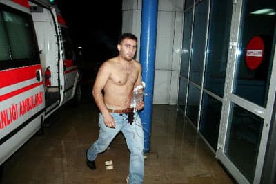 <font face="arial,helvetica,sans-serif" size="2"><p><font face="arial,helvetica,sans-serif" size="2">Tartışma kısa s&uuml;rede kavgaya d&ouml;n&uuml;şt&uuml;. Kafe dışına taşan ,bı&ccedil;ak ve beyzbol sopalarının da kullanıldığı kavgada &uuml;niversite &ouml;ğrencisi B.S. ile karşı gruptan <strong>K.S., M.S. ve &Uuml;.S.</strong> aldıkları bı&ccedil;ak darbeleriyle yaralandı. &Uuml;niversite &ouml;ğrencilerinden <strong>B.&Ccedil;., R.&Ouml;. ve İ.G.</strong> ile karşı gruptan <strong>S.S.</strong> ise darp ve sopa darbeleriyle yaralandı.<br /><br /></font>Yaralanan gen&ccedil;ler &ouml;zel ara&ccedil;larla Pamukova Devlet Hastanesi'ne kaldırıldı. Hastanede ilk m&uuml;dahaleleri yapılan yaralılardan <strong>B.S., K.S., M.S. ve &Uuml;.S</strong>. Toyotasa İlk Yardım ve Travmatoloji Hastanesi'ne; <strong>B.&Ccedil;., R.&Ouml;. ve İ.G.</strong> ise Sakarya Eğitim ve Araştırma Hastanesi'ne kaldırıldı. <br /><br /><br /><font face="arial,helvetica,sans-serif" size="2">Polis ve jandarma ekipleri de hastanelerde g&uuml;venlik koridoru oluşturarak &ouml;nlem aldı. </font></p></font>