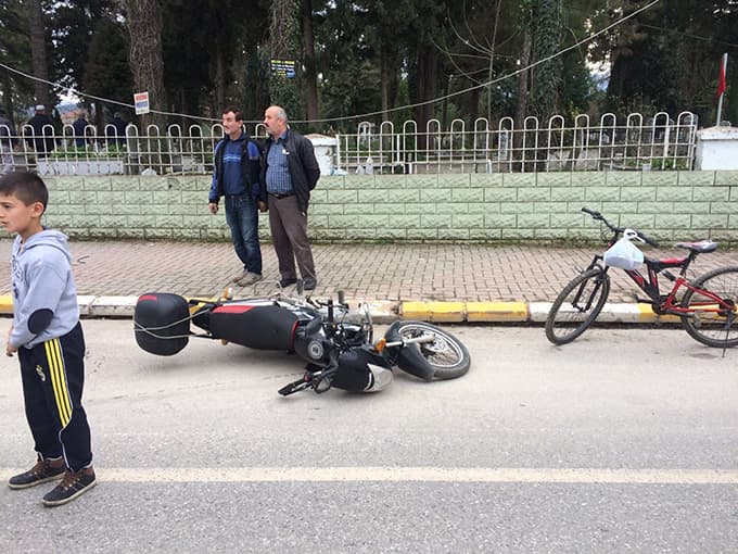 Otomobil motosiklete çarptı: 1 yaralı