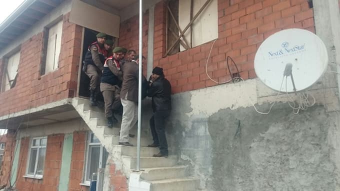 3 çocuk babası kendini astı  