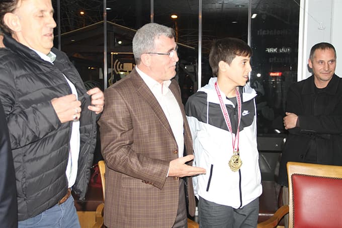 Başkan Akcan başarılı sporculara ödül verdi