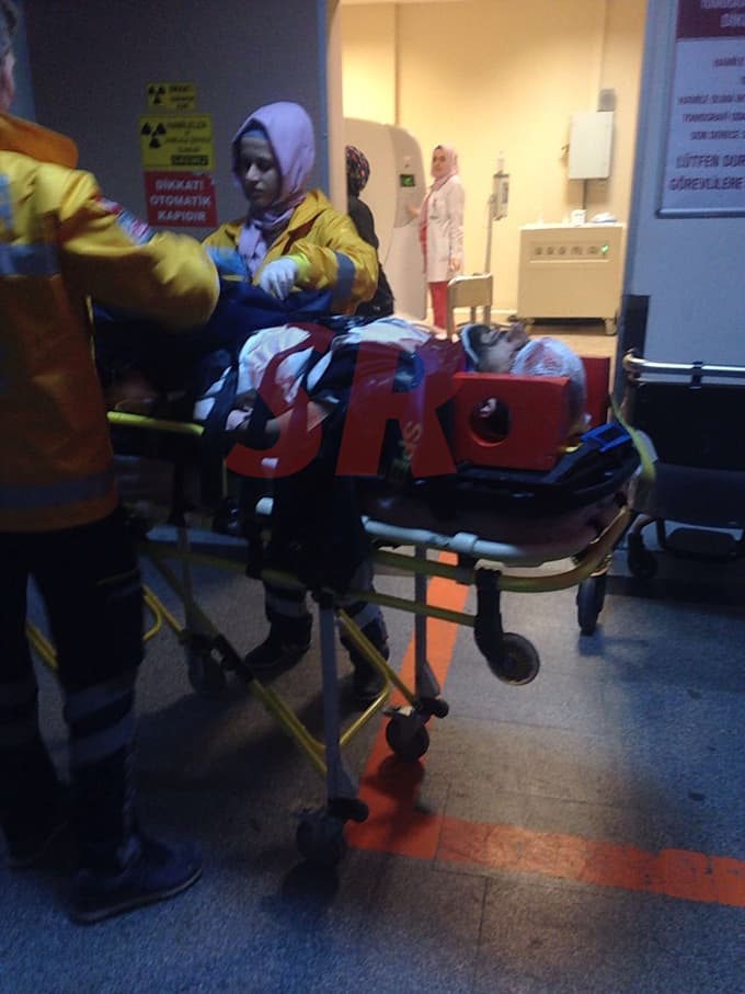 Tır dorsesi jandarma aracını biçti