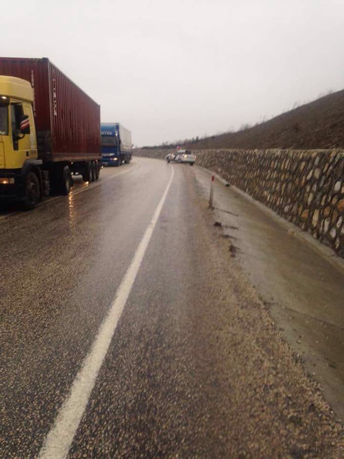 Tır dorsesi jandarma aracını biçti