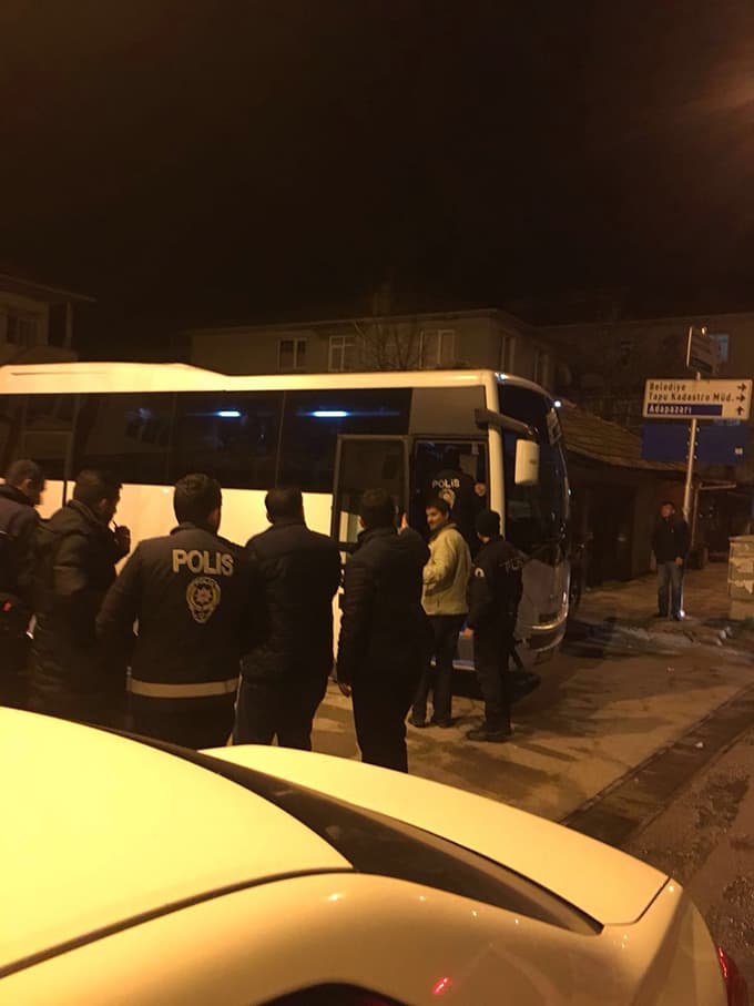 Karasu'da eğlence mekanlarına baskın