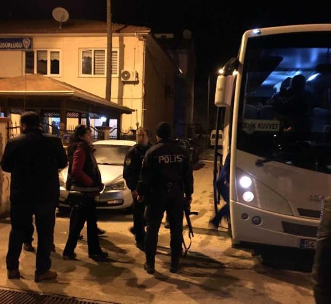 Karasu'da eğlence mekanlarına baskın