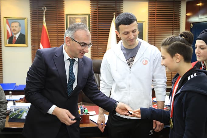 Sapancalı Kick Boks sporcuları, başkan Yılmazer'in misafiri oldular