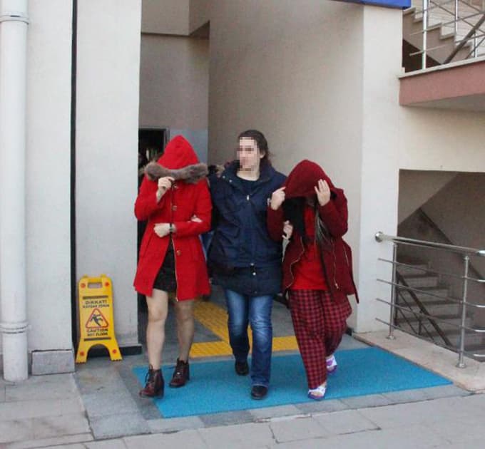 Karasu'da eğlence mekanlarına baskın