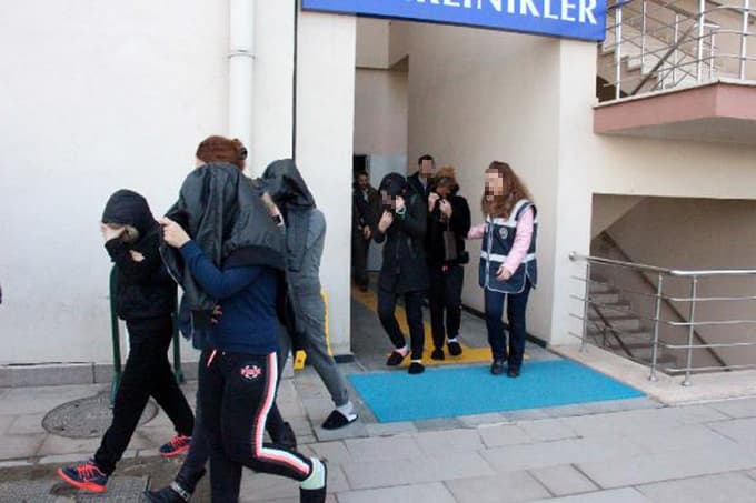 Karasu'da eğlence mekanlarına baskın
